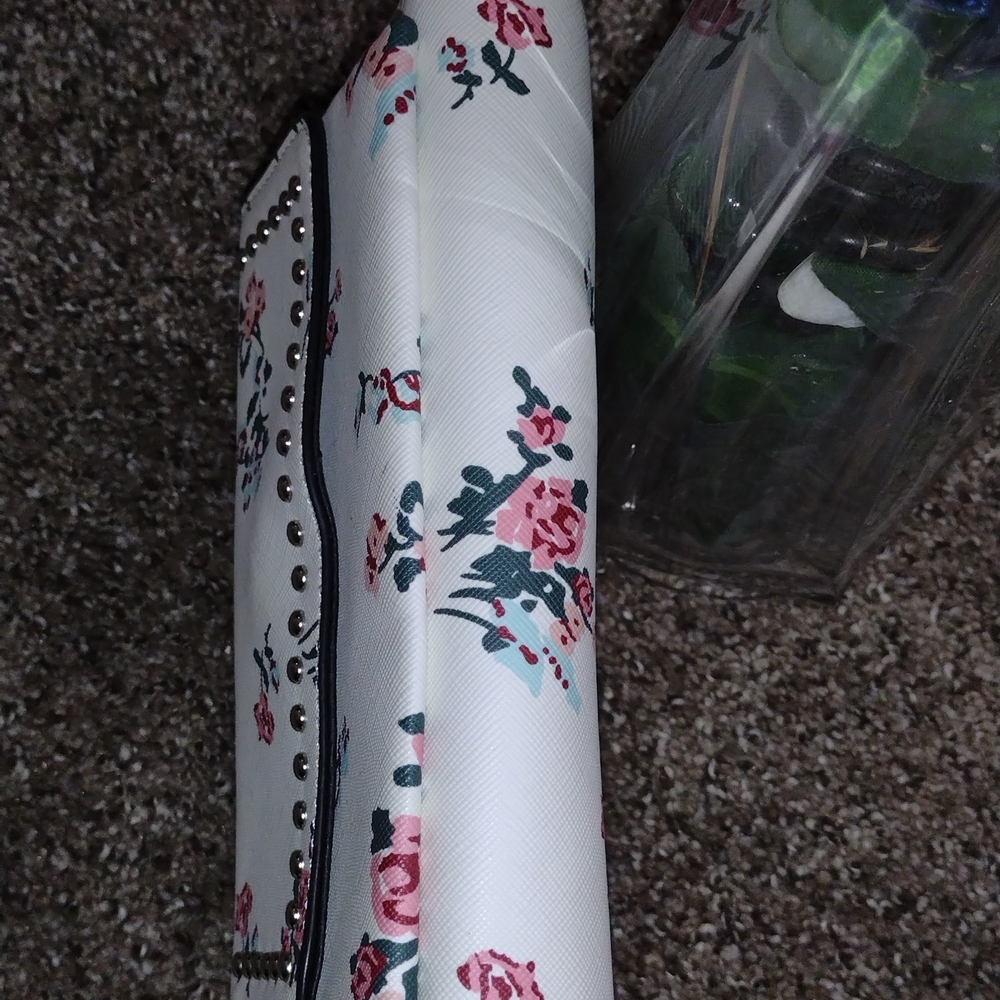Elegant Floral Crossbody Bag with Stud Accents - Picture 12 of 17